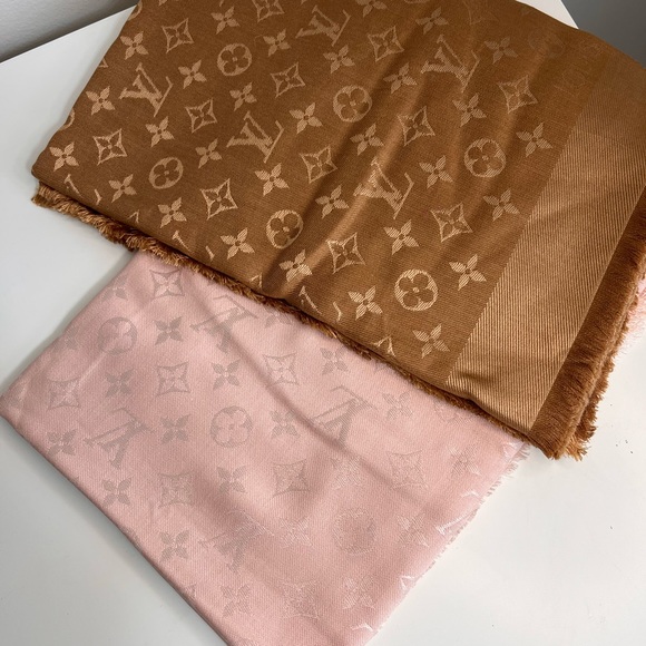 LV Monogram Shawl - Picture 4 of 4
